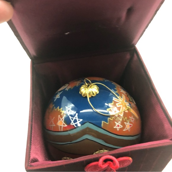 Reversed painted Holy family glass ornament - Picture 6 of 7